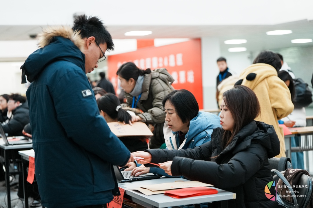 领取选票处照片.jpg 领取选票处照片.jpg