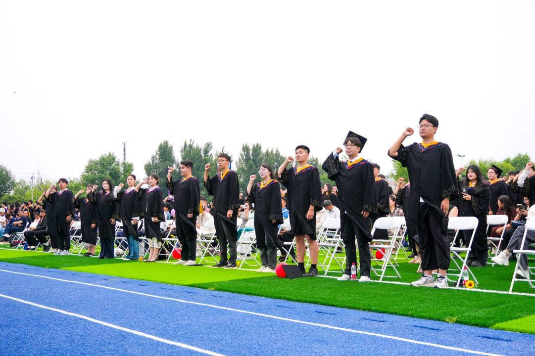 毕业生宣誓.jpg 毕业生宣誓.jpg